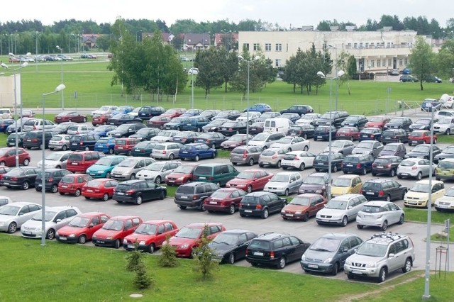 Parking przed słupskim szpitalem wczoraj ok. godz. 13.