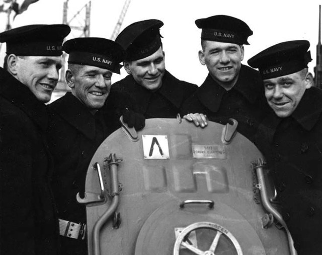 Pięciu braci Sullivan na pokładzie okrętu USS Juneau. Zdjęcie z 1942 roku