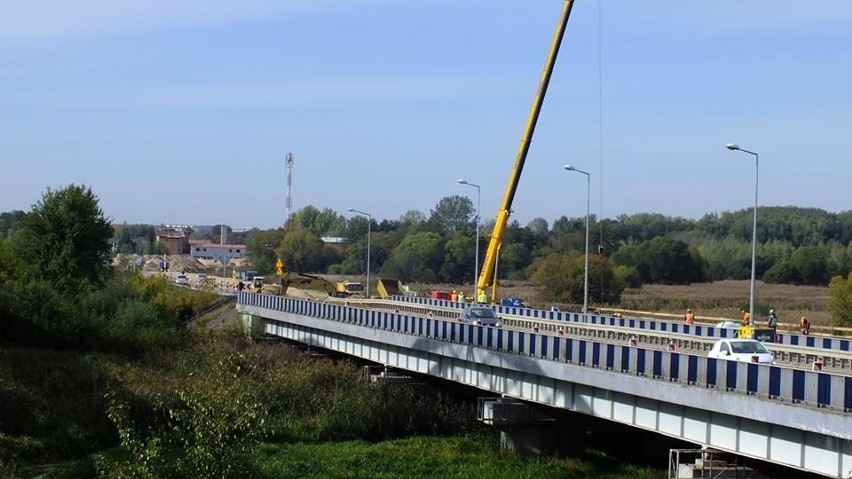 Trwa budowa nowego mostu rzece Narew w Uhowie koło Łap. To...