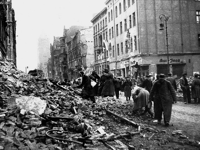 Ulica Święty Marcin - niemieccy jeńcy w 1945 roku