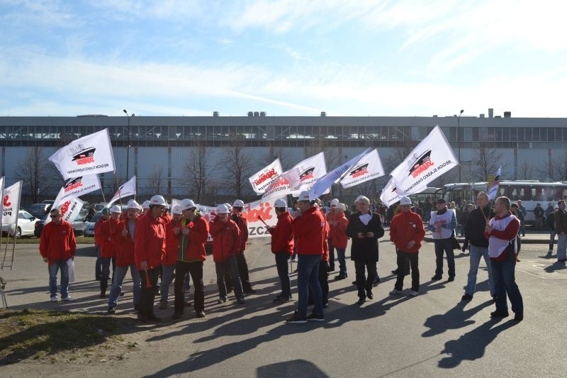 Pikieta Solidarniści przed Fiatem w Tychach