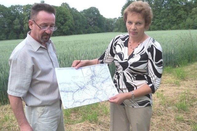 Elżbieta i Krzysztof Piotrowscy z Piorunkowic w gminie Prudnik: Od 30 lat mówi się o planach budowy zapory i sztucznego jeziora, między innymi na naszych polach.