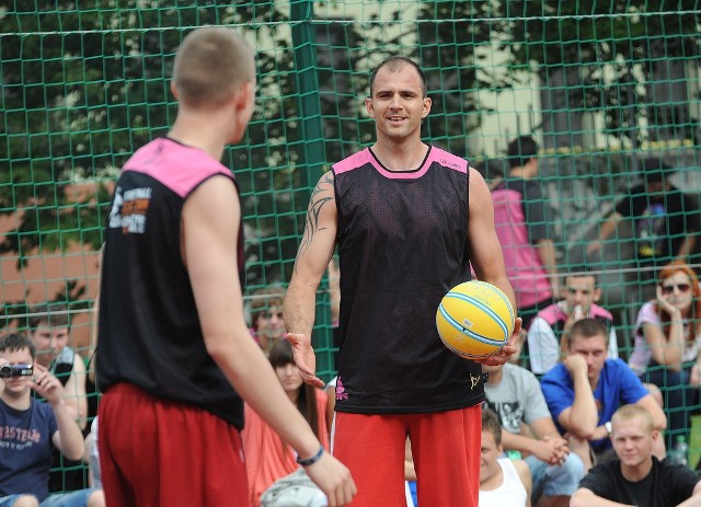 Szymon Szewczyk (z piłką i Tomasz Gielo (z lewej) nie pomogą reprezentacji w trakcie Eurobasketu.