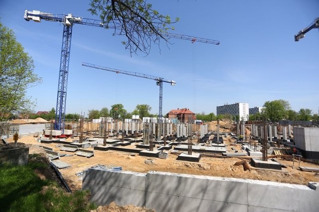 Na placu budowy kończy się już wylewanie fundamentów. 