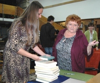 Pisarka na zdjęciu z dyrektor biblioteki Andżeliką Gałecką.