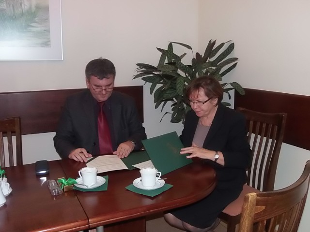 Prof.dr hab. M.Kozłowska i dyrektor Gimnazjum nr 63 M. Szczeszak podpisują umowę patronacką