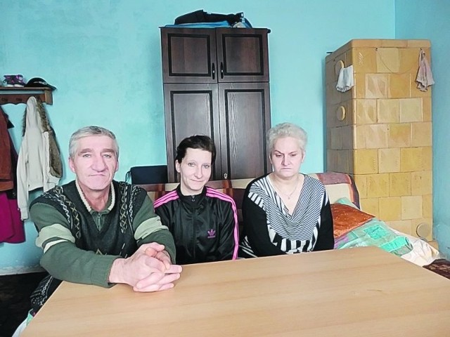 Joanna Pawłowska (w środku) z rodzicami Zbigniewem i Marią. Od 23 lat rodzina gnieździ się w zawilgoconym mieszkaniu. Roczna Klaudia ma przez to początki astmy.