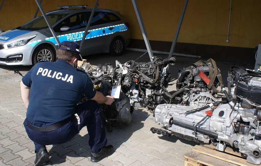 Handlował kradzionymi w Wielkiej Brytanii częściami samochodowymi. Policja zlikwidowała dziuplę we wsi Osiek [ZDJĘCIA]