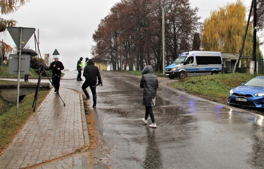 Trwają prace w Przewodowie, gdzie doszło do wybuchu pocisku rosyjskiego pochodzenia. Przedstawiamy fotogalerię z miejsca zdarzenia