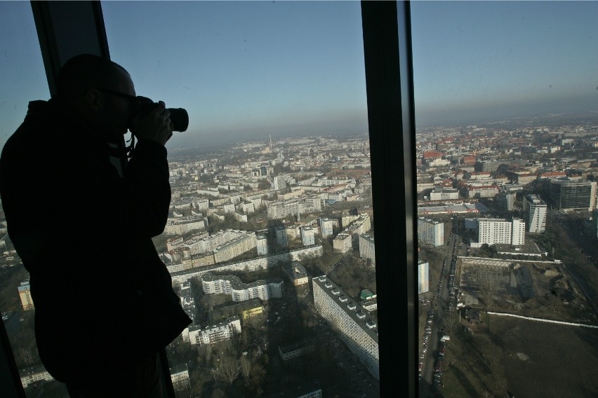 Punkt widokowy w Sky Tower Wrocław znajduje się na 49....