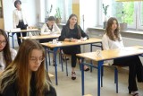 Egzamin ósmoklasisty z języka angielskiego w Stąporkowie. Uczniowie byli zadowoleni. Zobacz zdjęcia