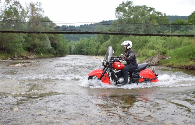 Tegoroczna dziewiąta edycja rajdu krajoznawczo-turystycznego "Poznaj Podkarpacie na 2 kółkach" przyciągnęła na start w Łupkowie blisko 200 motocyklistów. Do pokonania była ponad 300 kilometrowa trasa - z Bieszczad przez Słowację, Małopolskę do Rzeszowa. Jak co roku organizator, firma Ringroad Dealer Premium, poprowadziła uczestników przez wyjątkowe miejsca Podkarpacia i sąsiadującego z nim powiatu gorlickiego. Nie zabrakło trudnych terenowych odcinków i punktów historycznych (m.in. miejsce katastrofy załogi H.P.59 Halifax, pomnik ofiar obozu w Talerhofie , bunkier w Stępinie). Motocykliści mieli też okazję przejechać przez opuszczone, dawne łemkowskie wsie.Zobacz 10 najwyższych szczytów w polskich Bieszczadach