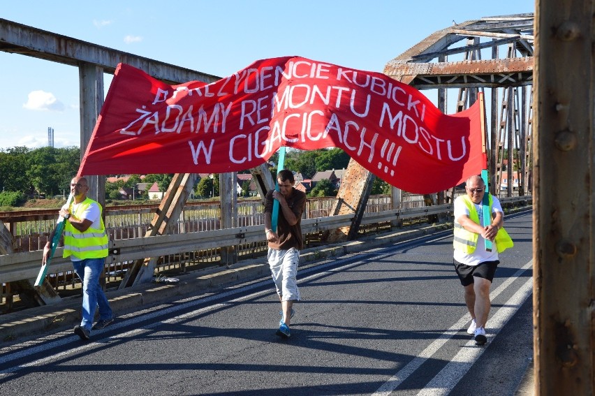 Blokada mostu w Cigacicach nie była całkowita. Co jakiś czas...