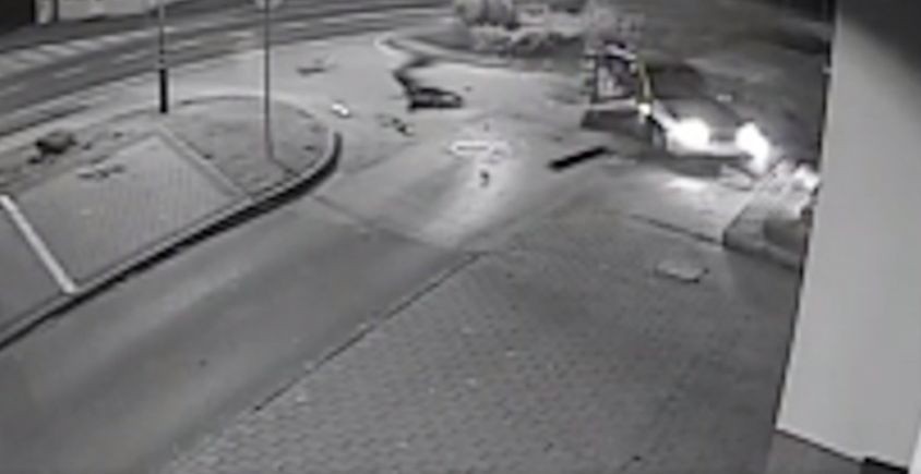 Dramatyczny wypadek 19-latka z powiatu opatowskiego. W Annopolu kierowca i pasażerka wypadli z auta. Nagrała to kamera [WIDEO]