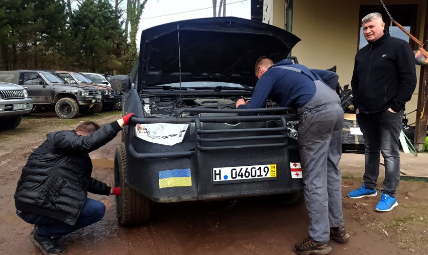 Wojna toyot w Ukrainie? Samochody z Zachodu szerokim nurtem jadą na wojnę [NASZ REPORTAŻ, ZDJĘCIA]