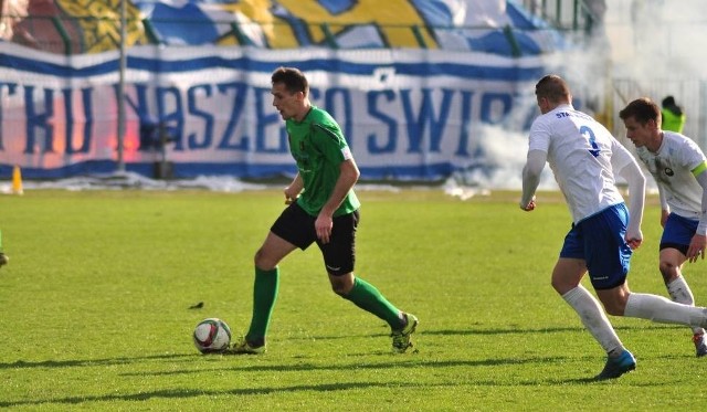 Jedynego gola dla Stalówki w meczu ze Zniczem Pruszków zdobył Tomasz Płonka (z piłką).