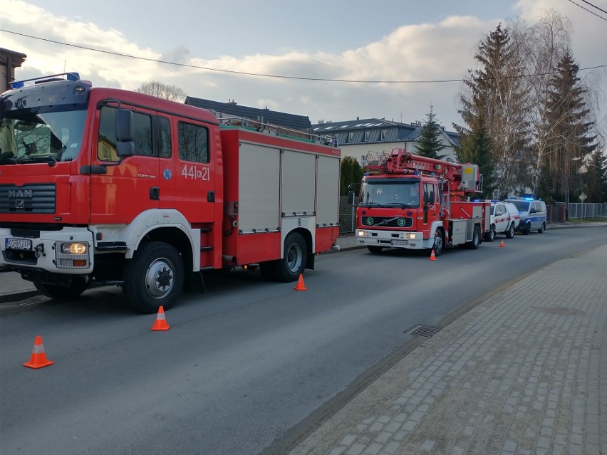 Gorlice. Pożar pustostanu na Szpitalnej. Na miejscu kilka jednostek straży pożarnej