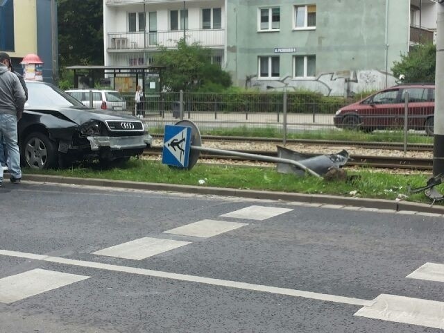 Wrocław: Wypadek na Piłsudskiego. Jeden pas ruchu zablokowany (ZDJĘCIA)