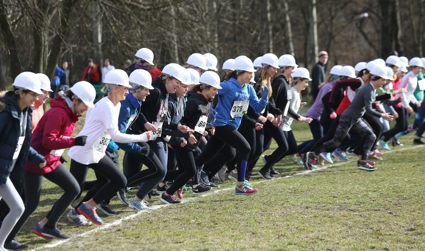 62 studentki i licealistki pobiegły w kaskach [zdjęcia]