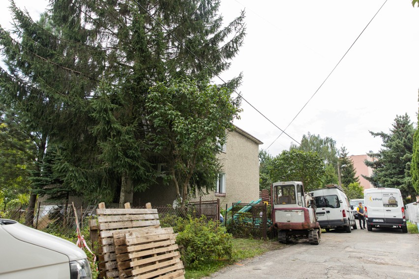 Mieszkaniec ul. Żurawiej w Rzeszowie: Auta firmy remontowej utrudniają nam ruch na ulicy
