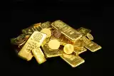 Ceny złota dalej w górę. Złoto cieszy się w Polsce dużą popularnością wśród indywidualnych inwestorów. Na co zwrócić uwagę przed zakupem?
