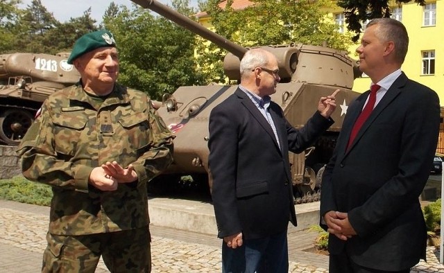 O nadziejach Żagania i przyszłości polskiej armii rozmawiał w piątek z dowódcami Tomasz Siemoniak, Minister Obrony Narodowej.
