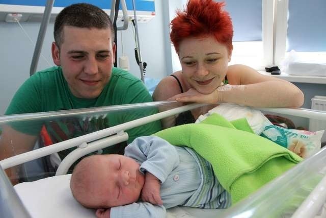 W szpitalu na Bielanach rocznie rodzi się blisko trzy tysiące dzieci. Na zdjęciu: noworodek Adrian Wróblewski oraz jego rodzice: Magda Rewucka-Wróblewska i Damian Wróblewski