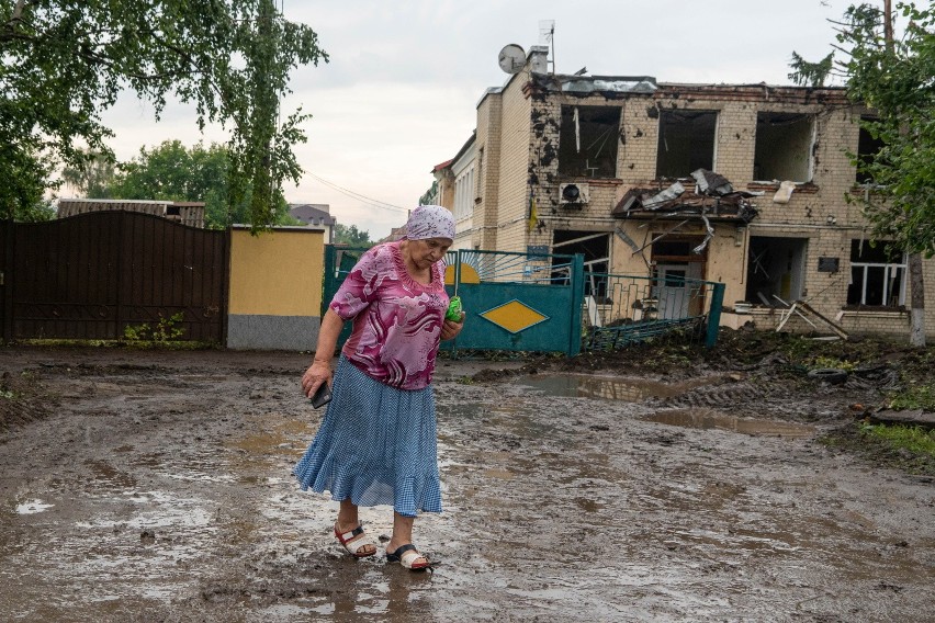 niszczenia po rosyjskim ostrzale w miejscowości Czuhujiw w...