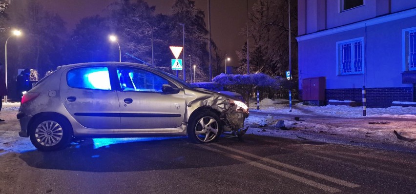 Pijany kierowca uderzył w zaparkowany samochód na ulicy Moniuszki w Koszalinie [ZDJĘCIA]