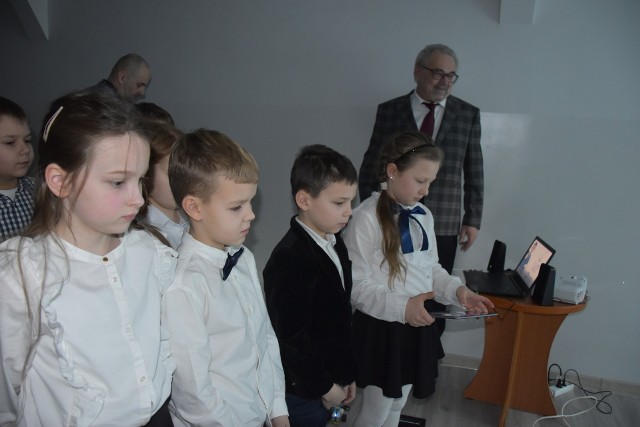 W Zespole Szkół w Wołczynie miały miejsce dwa ważne wydarzenia - otwarto pracownię programistyczno-robotyczną dla klas I-III szkoły podstawowej oraz podpisano umowę o objęciu patronatem klasy Ia LO przez Politechnikę Opolską.