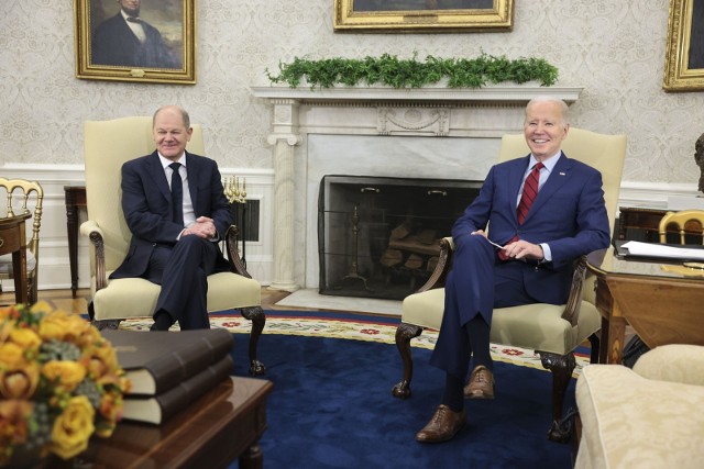 Prezydent USA Joe Biden i kanclerz Niemiec Olaf Scholz spotkali się w piątek w Gabinecie Owalnym Białego Domu, by omówić sprawy związane z wojną na Ukrainie