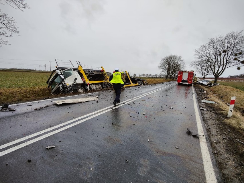 Tragiczny wypadek na DK 11 w Gołkowicach. Osobowy ford...