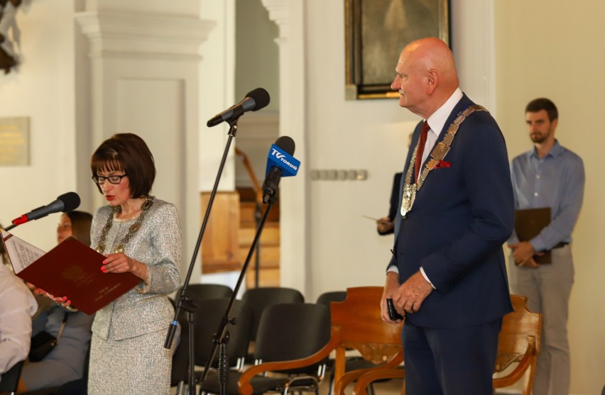Medale jubilatom wręczył prezydent Torunia Michał Zaleski