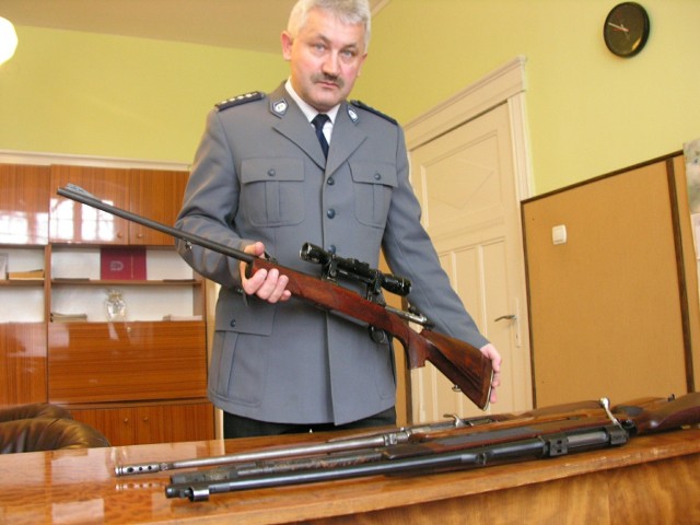 Kłusownicy strzelali do zwierząt z takiej broni - pokazuje komendant Artur Gródecki.