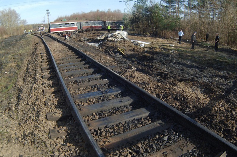 Białogard. Tir wjechał w pociąg