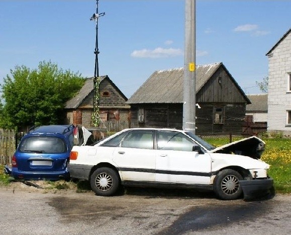 Audi vs hyundai lantra. Wynik? Zniszczone auta i płot. (zdjęcia)
