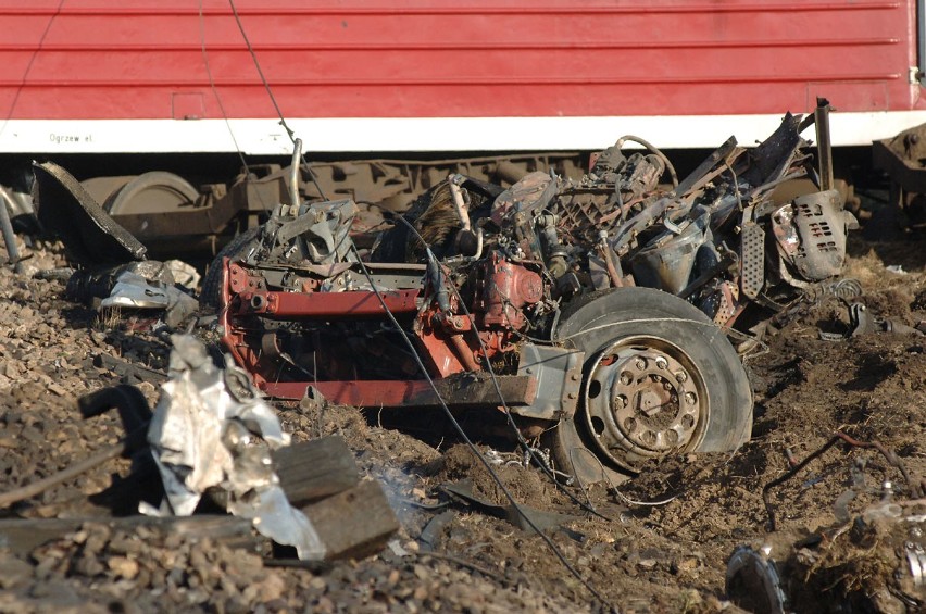 Białogard. Tir wjechał w pociąg