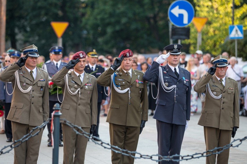 Kraków. Uczcili bohaterskich powstańców na pl. Matejki [ZDJĘCIA]