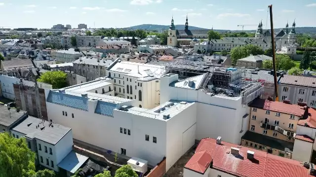 Budowa Teatru imienia Stefana Żeromskiego w Kielcach trwa. Na dachu powstała duża nadbudowa. czemu służy? Zobaczcie niesamowite zdjęcia z drona.