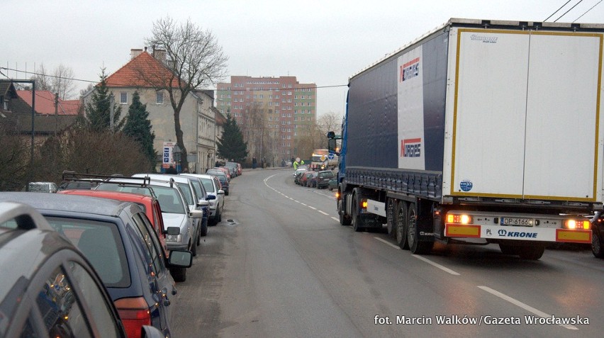Zamknięty most na Odrze w Oławie. Kierowcy porzucają samochody i idą pieszo (ZDJĘCIA)