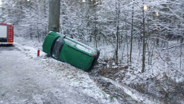 Do groźnego wypadku doszło dzisiaj o godz. 8.00 na drodze powiatowej Zębowice - Szemrowice w powiecie oleskim. 21-letni kierowca hyundaia z nieustalonych przyczyn stracił panowanie nad pojazdem, zjechał do przydrożnego rowu i uderzył w drzewo. Policjanci będą ustalać przyczyny wypadku, wiadomo jednak, że na  drodze między Zębowicami i Szemrowicami jest bardzo ślisko.