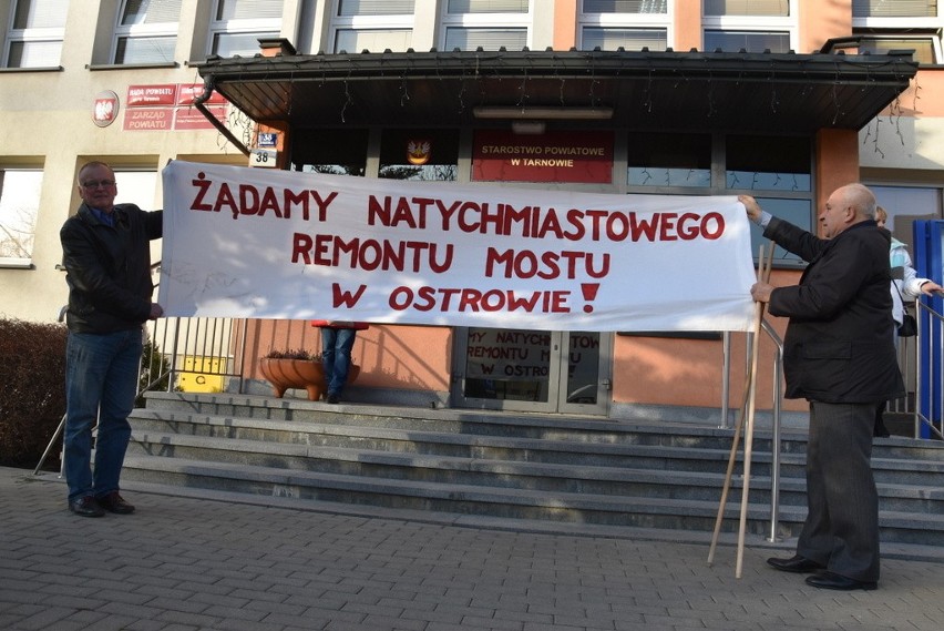 Gorąco na sesji powiatu w sprawie zamkniętego mostu w Ostrowie. Mieszkańcy przyjechali z transparentami. Zapowiadają blokady dróg