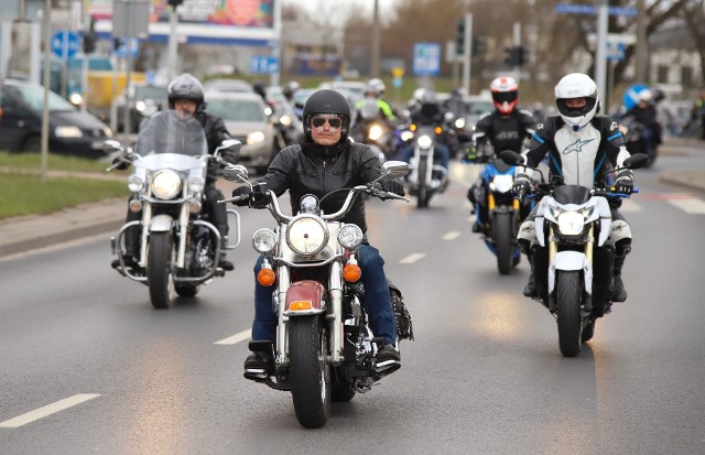 Sezon motocyklowy w Toruniu oficjalnie otwarty. Pasjonaci dwóch kółek przejechali w niedzielę przez miasto, a potem spotkali się na imprezie w MotoParku.Na następnych zdjęciach kolejne informacje. Aby przejść do galerii, przesuń zdjęcie gestem lub naciśnij strzałkę w prawo.