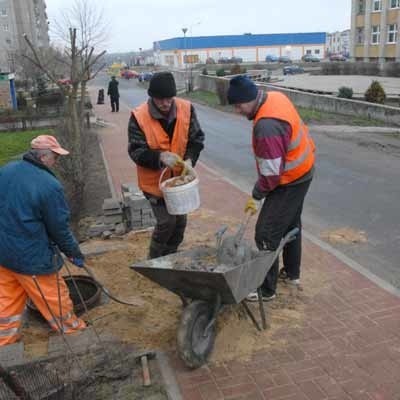 Chodniki buduje firma Capri-Bit. Tuż przed sylwestrem pracownicy wykańczali teren wokól studzienek kanalizacyjnych.