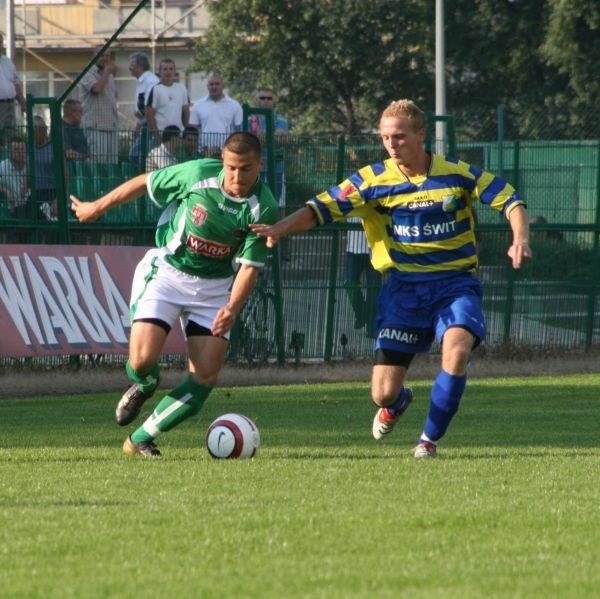 Bartosz Bobrowski (z piłką) to podstawowy zawodnik Radomiaka w liniach defensywnych.