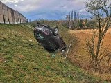 Groźny wypadek na autostradzie A4 Katowice - Kraków. Auto wypadło za ekrany dźwiękochłonne i dachowało