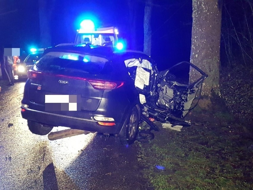 Wypadek koło Barwic. Auto roztrzaskało się na drzewie