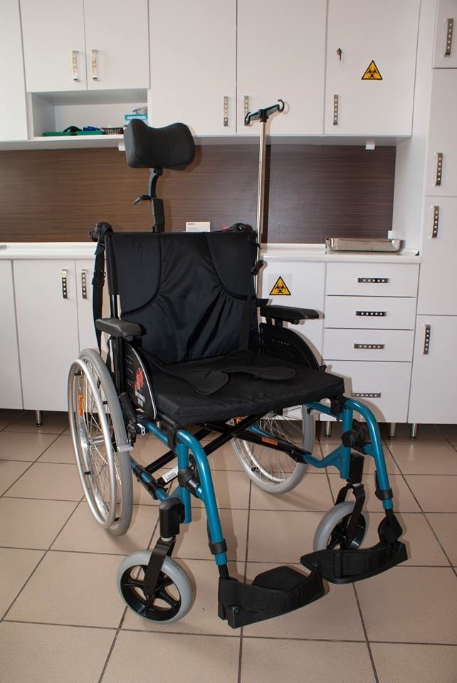 Szpital otrzymał trzy wózki inwalidzkie z podparciem.