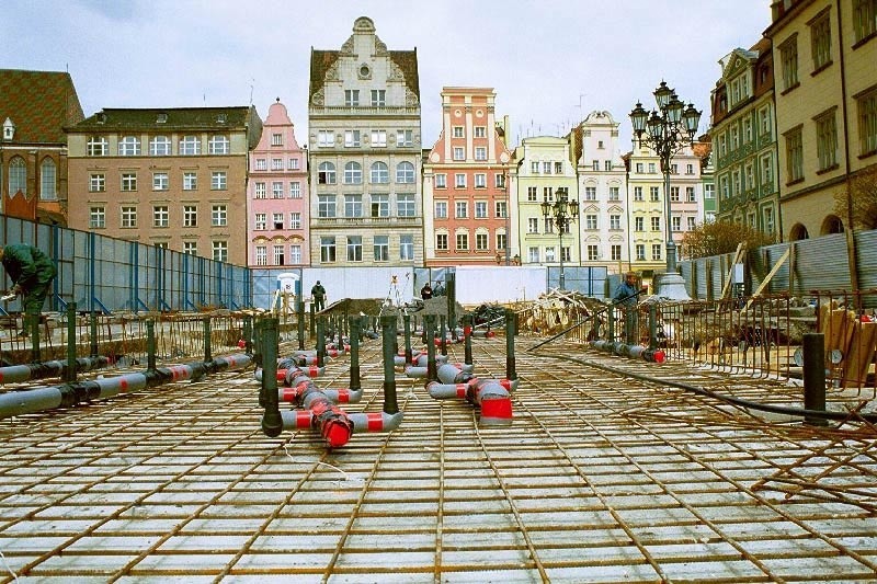 Wrocław z roku 2000 nie wydaje się wcale aż tak odległy,...