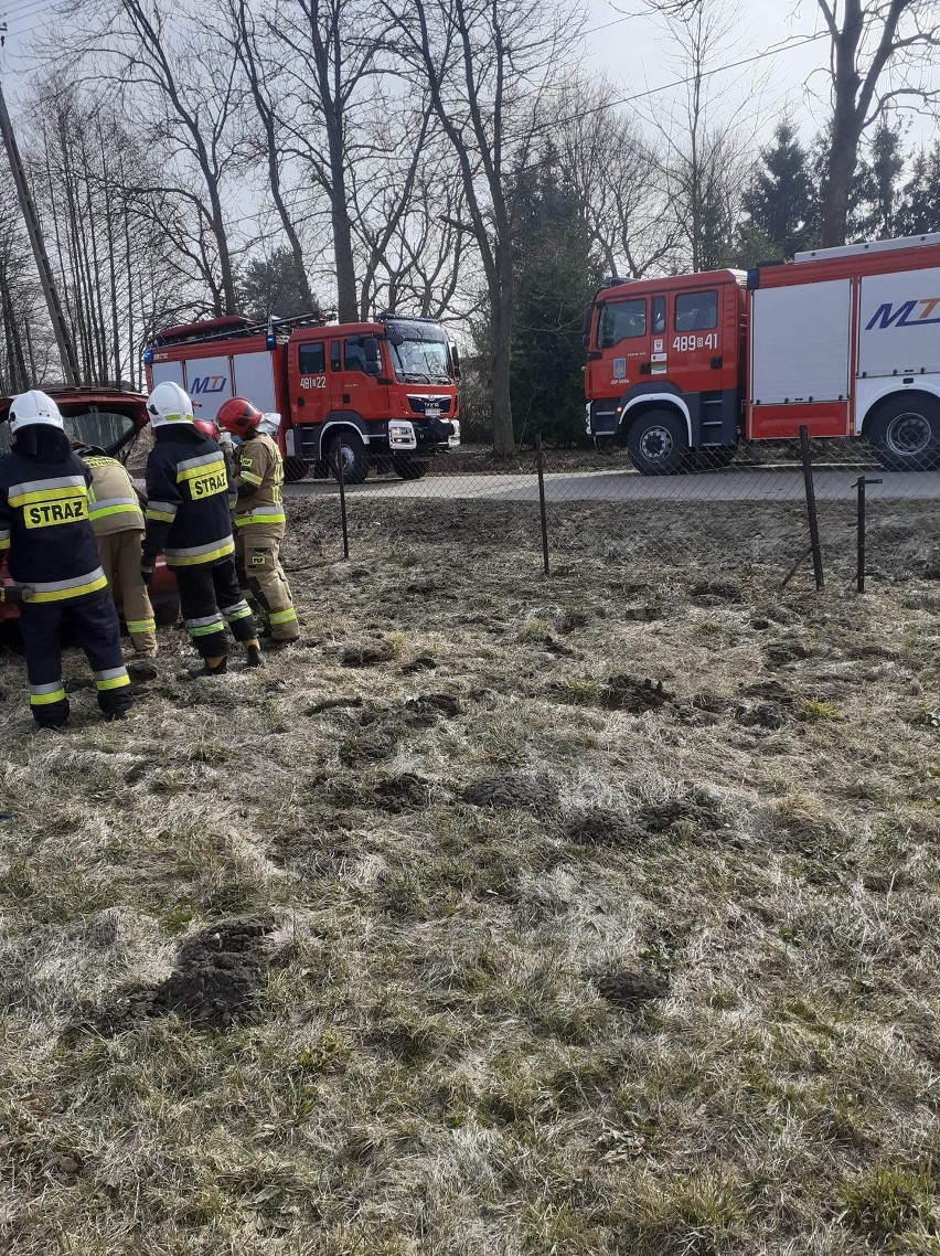 Jurasze. Audi dachowało na prywatnej posesji. Dwie osoby trafiły do szpitala. Kierowca był pijany [ZDJĘCIA]